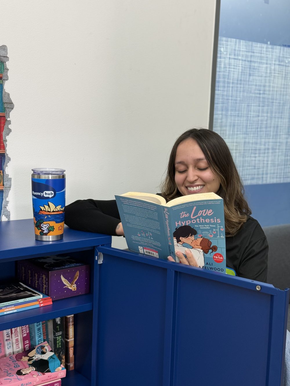 Estudante lendo The Love Hypothesis na Fluency Hub